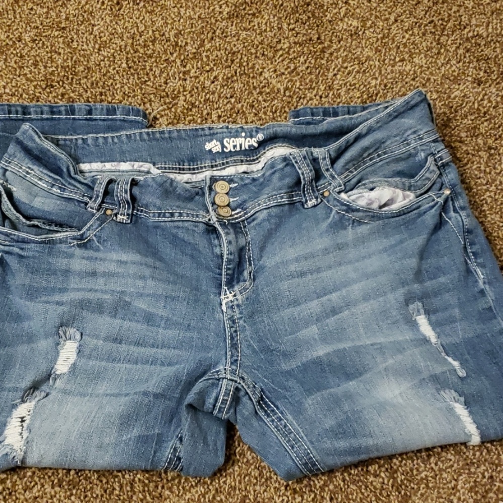 Series 31 distressed denim capris